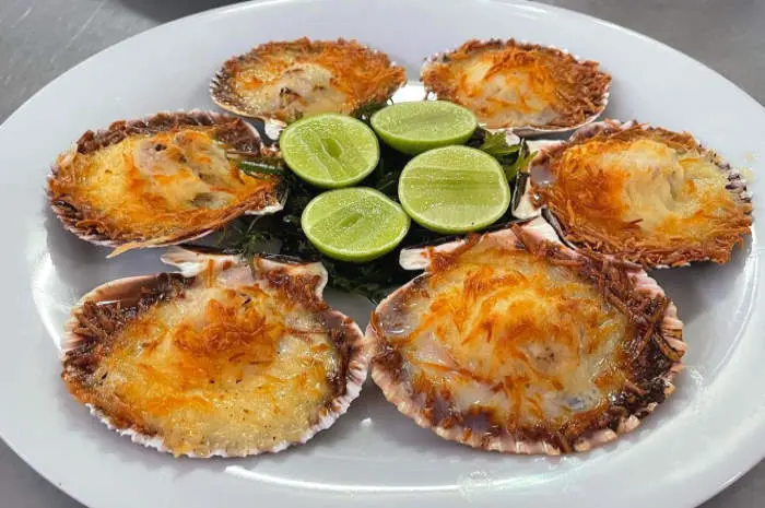 Imagen referencial del platillo Conchitas a la Parmesana.